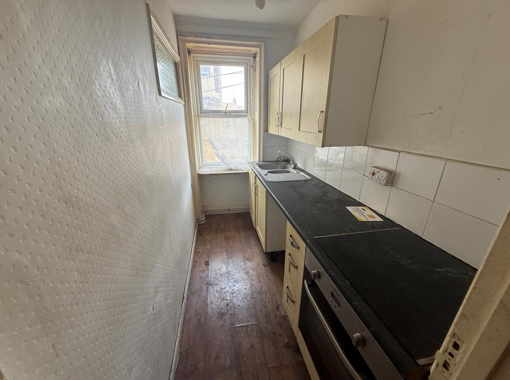Lot: 167 - STUDIO FLAT FOR REFURBISHMENT - Kitchen
